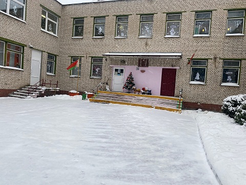Уборка снега на территории детского сада