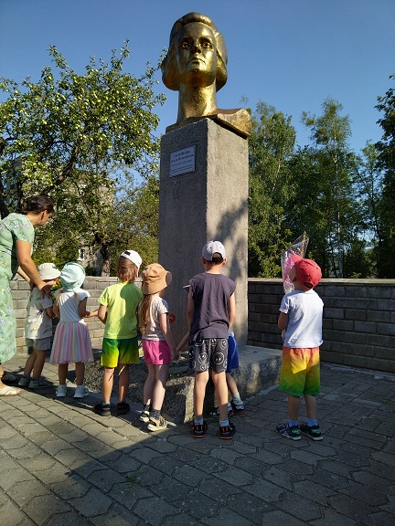 Возложение цветов к памятнику Ольги Соломовой. Никто не забыт, ничто не забыто!
